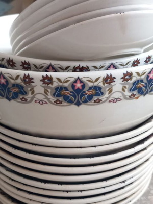 Dinnerware set used, 26 pieces