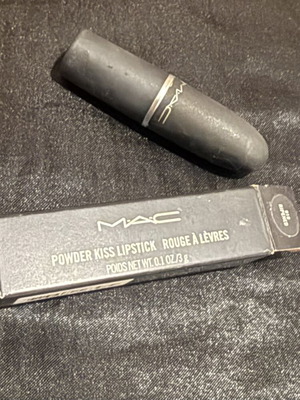 MAC Ripened Powder Kiss ματ κραγιόν, ψυχρό μεσαίο μωβ