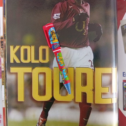 Match football magazine issue 2-8/5/2006 like new with West Ham poster
