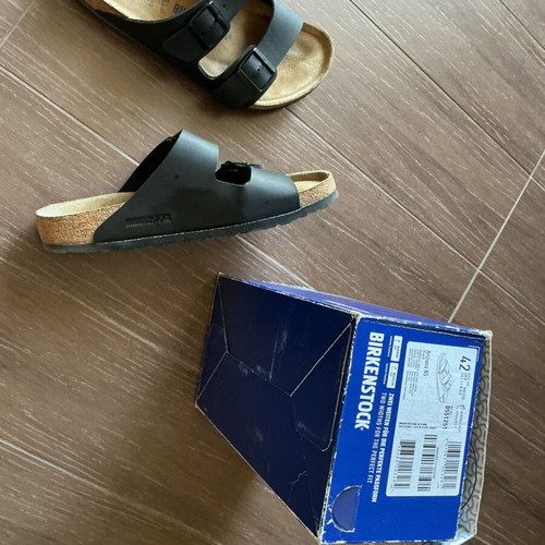 Birkenstock Arizona sandals, size 42, black, regular fit