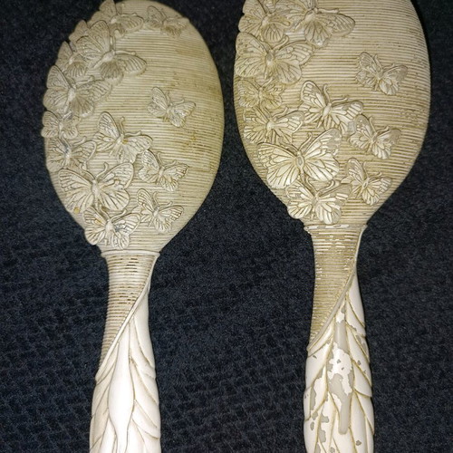 Mirror and comb set used with wear