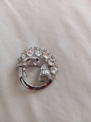 Trifari vintage brooch used with beautiful crystals