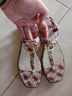 Guess sandals with logo pattern, beige and burgundy