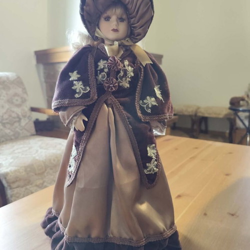 Porcelain doll collectible 60s like new
