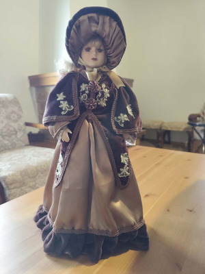 Porcelain doll collectible 60s like new