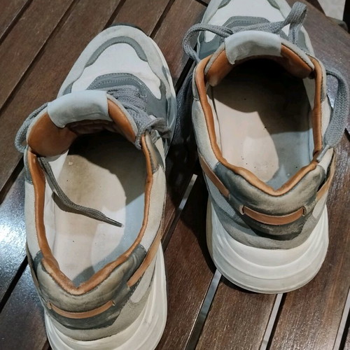 Guy Laroche sneakers used, gray and white athletic shoes