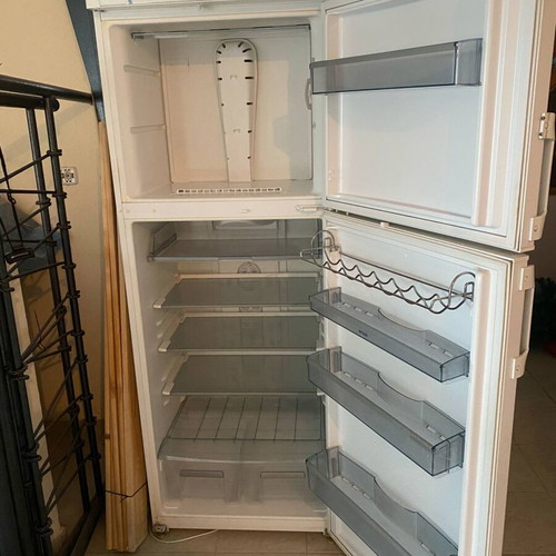 Pitsos refrigerator used with plastic freezer crack