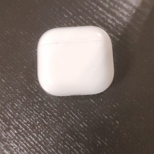 Apple AirPods 4 μεταχειρισμένα με θήκη φόρτισης και δώρο θήκη Super Mario