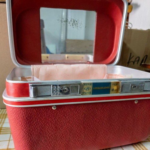 Vintage 60s-70s Ambassador women's toiletry case used red