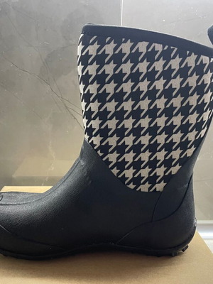 Columbia women's waterproof boots size 39 new, black white