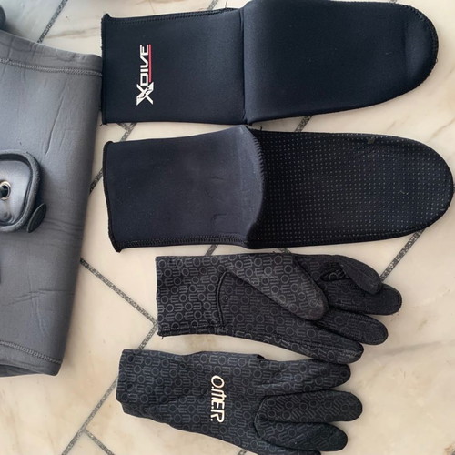 Apnea spearfishing equipment used with jacket, gloves, boots, and buoy