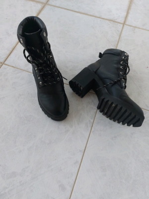 Bershka ankle boots size 40 black with laces and chunky heel like new