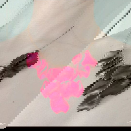 Κολιέ καινούργιο με φούξια χρώμα