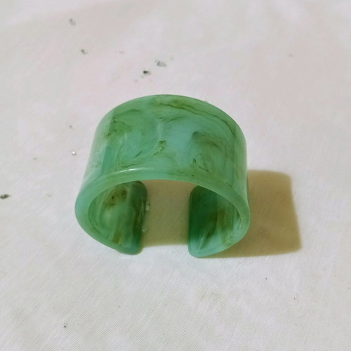 Green bracelet large cuff style made of acrylic resin new