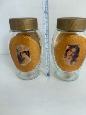 Δύο βάζα διακοσμημένα με το χέρι