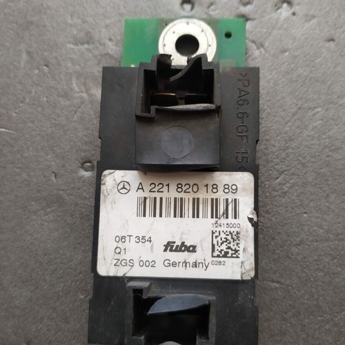 Antenna amplifier A221 820 18 89 for Mercedes-Benz S-Class sedan (W221) used