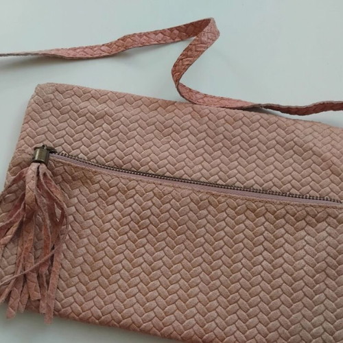 Pink shoulder bag used with braided texture, clutch style
