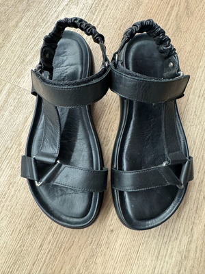 Σανδάλια γυναικεία δερμάτινα Carmela Footwear σαν καινούργια, μαύρα, νούμερο 37
