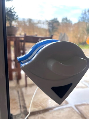 Magnetic window cleaning device used