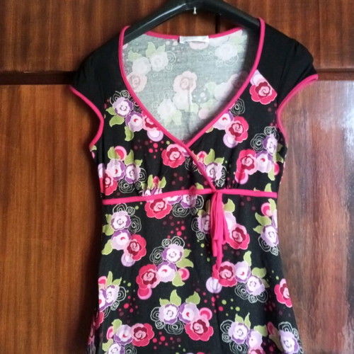 Floral blouse geisha style like new with deep neckline