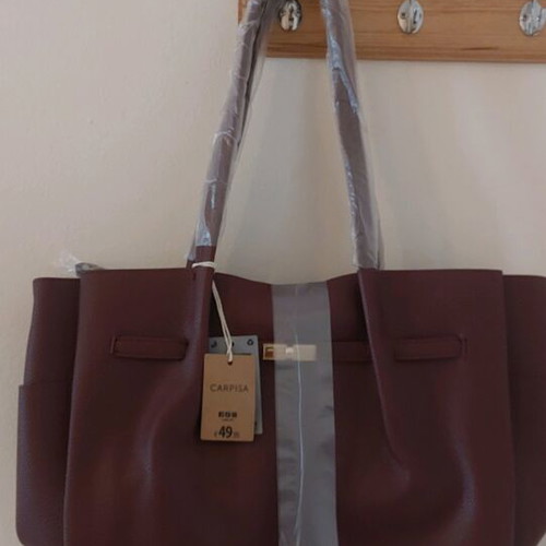 Carpisa shoulder bag new in burgundy color