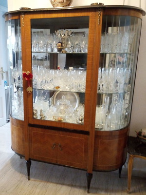 Βιτρίνα αντίκα με μαρκετερί μεταχειρισμένη, αρχές δεκαετίας ’60