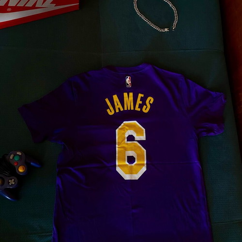 Nike Los Angeles Lakers T-shirt purple like new