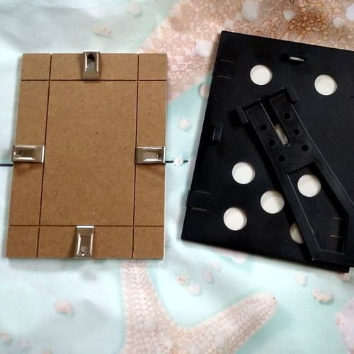 Set of 2 Photo Frames 13x18cm New, Plastic and Wooden