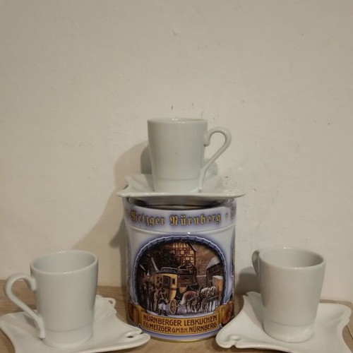 Coffee set triad like new with biscuit box