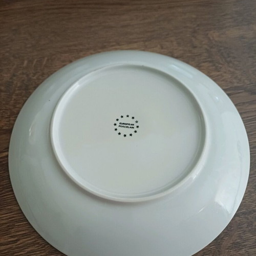 Shallow plates like new, pack of 70 pieces