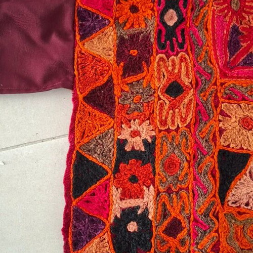 Handmade woven cover like new in red shades