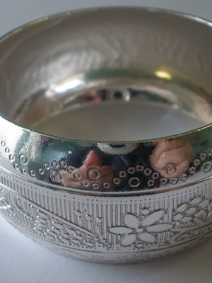 Women's bracelets used in various designs and materials