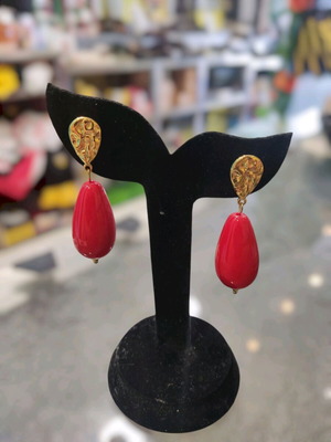 Earrings with red beads and hammered gold detail new