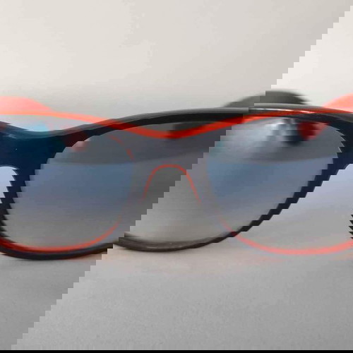 Γυαλιά ηλίου Ray-Ban Wayfarer μεταχειρισμένα, μπλε και κόκκινα