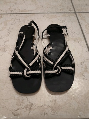 Γυναικεία πέδιλα Lacoste μεταχειρισμένα, μέγεθος 38, μαύρο με άσπρες λεπτομέρειες