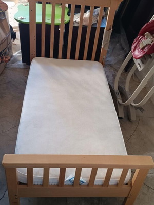 Παιδικό κρεβάτι μεταχειρισμένο με στρώμα