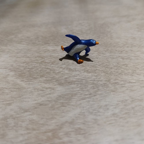 Penguin figure like new, Kinder Natoons miniature