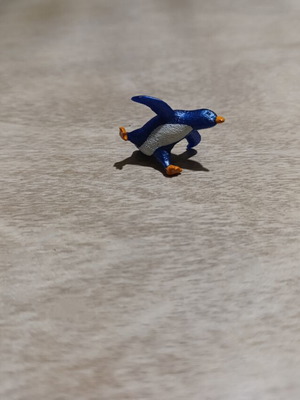 Penguin figure like new, Kinder Natoons miniature