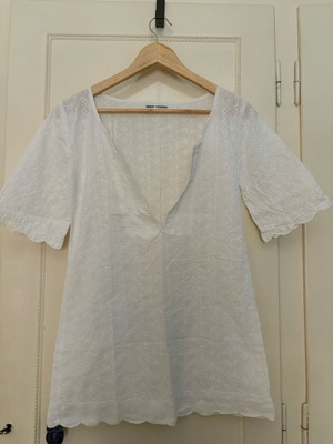 Tunic like new, white with embroidery, size XS