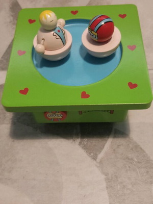 Magnetic music box like new with dancing figures