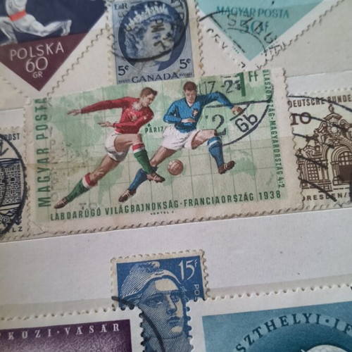 Collectible stamps from around the world like new, over 500 with albums and box