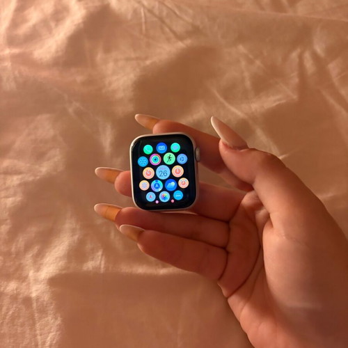 Apple Watch SE 2022 used with minor back crack