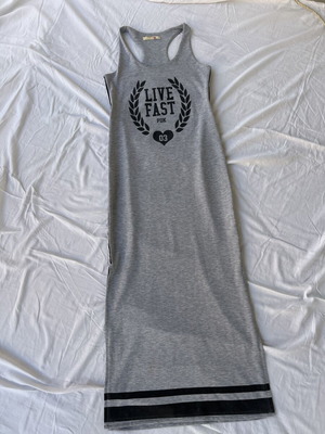 Sleeveless grey maxi dress with Live Fast graphic