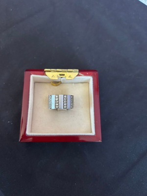 Silver 925 ring with white stones like new
