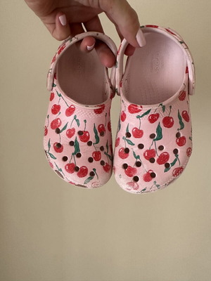 Crocs C10 shoes with cherry print, pink
