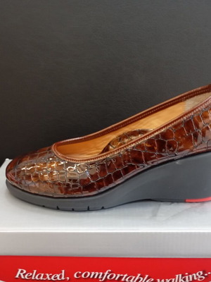 Relax Anatomic platform shoes with 6cm wedge, brown leather