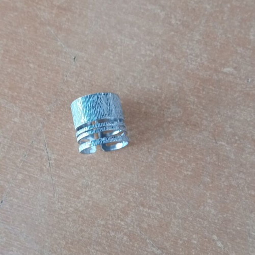 Steel adjustable ring like new, silver color