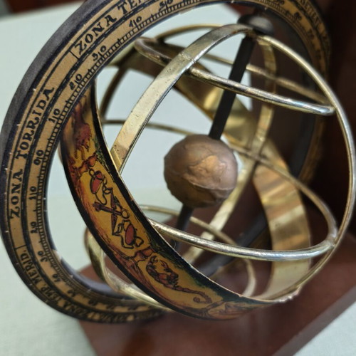 Wooden bookend in excellent condition