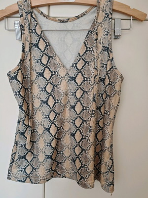 Blouse with snake print like new, size L