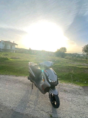 Ηλεκτρικό μηχανάκι 50 κυβικών σαν καινούργιο με πινακίδες και μαγαζιέρα